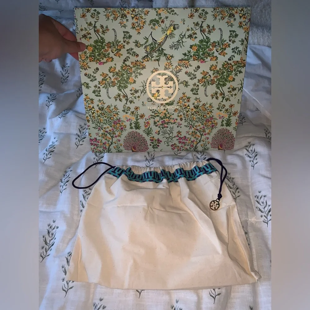 Tory Burch crossbody bag, UNUSED with tags, teal leather/gold hardware w/ tassel - Picture 7 of 8